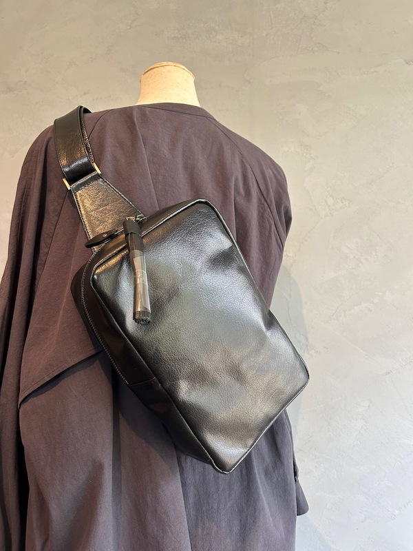 SALE!男女兼用　メンズシンプルボディーBAG 　牛革　バッファローブラック